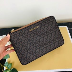 🌹❤️Michael Kors Messenger acorn signature 🌹❤️